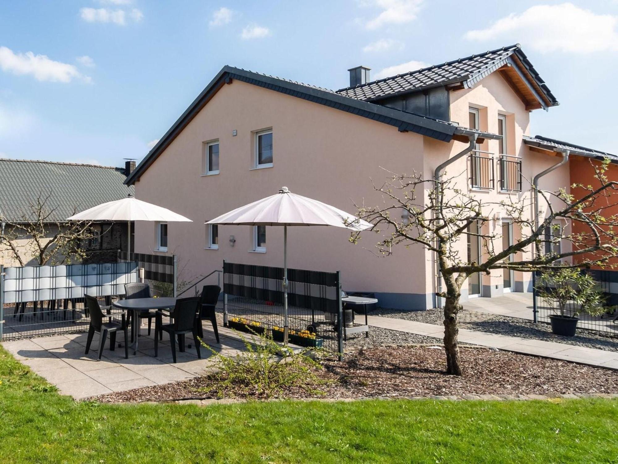 Lovely Modern Apartment With Private Terrace Ellscheid Exterior photo