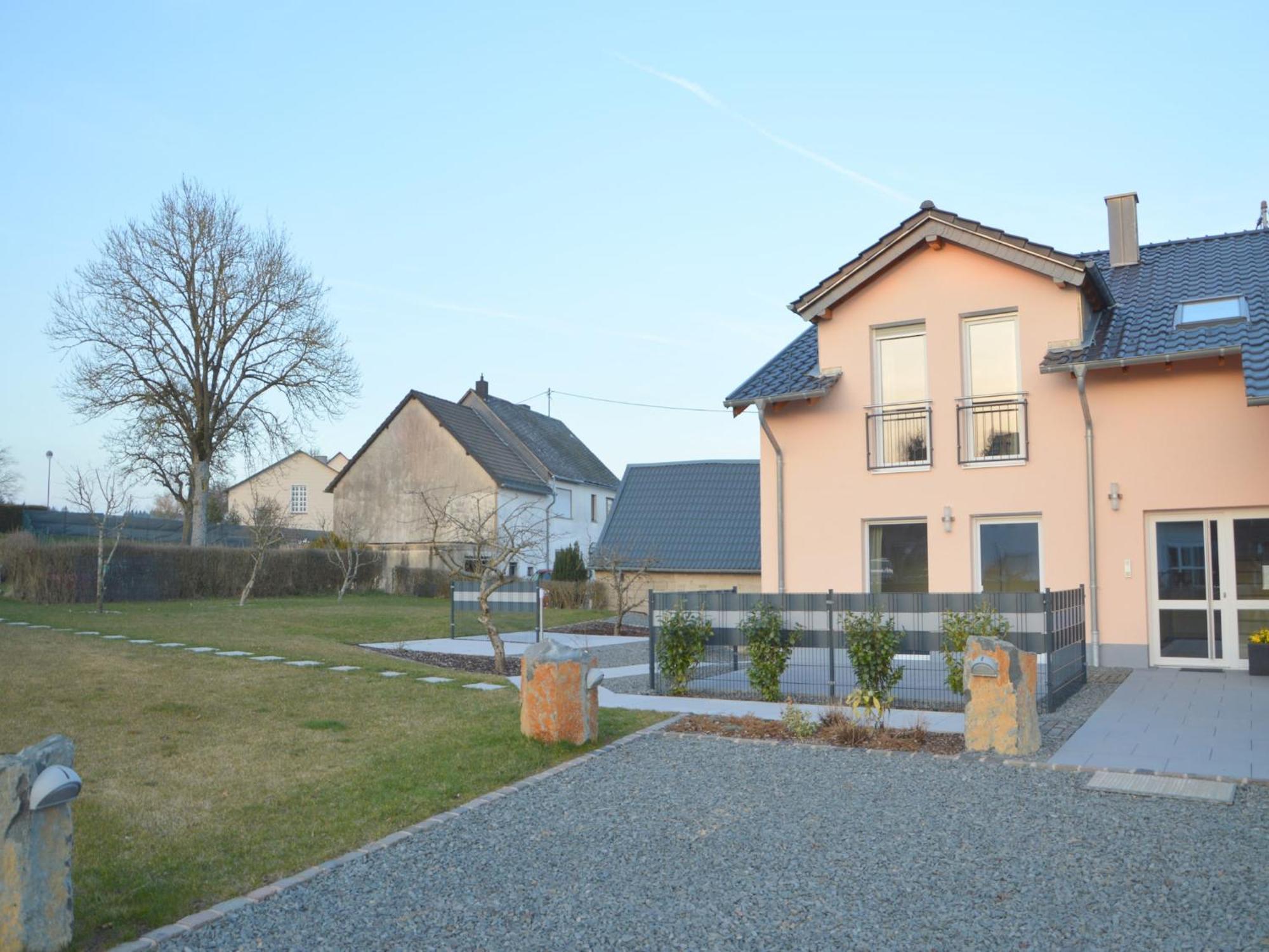 Lovely Modern Apartment With Private Terrace Ellscheid Exterior photo